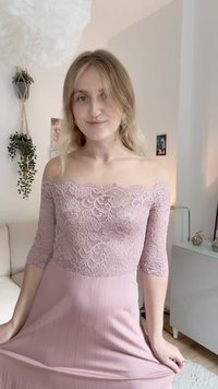 Vestido off-the-shoulder com corpete rendado em rosa claro, apresentando mangas de três quartos, uma saia plissada e uma textura suave e macia.
