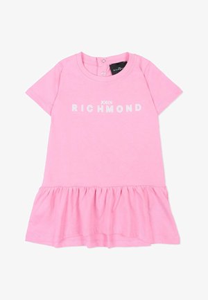 Vestito rosa a maniche corte per bambini piccoli con orlo arricciato e "John Richmond" stampato in bianco sul petto, con bottoni a pressione sulla schiena al livello del collo.