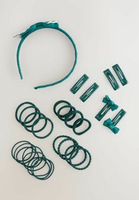 Ensemble d'accessoires capillaires teal comprenant un serre-tête avec un nœud, plusieurs élastiques et des pinces assorties avec des finitions brillantes.