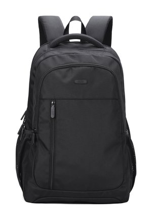 Zaino in tessuto nero con spallacci imbottiti, tasca frontale con zip, tasche laterali in rete e superficie testurizzata.