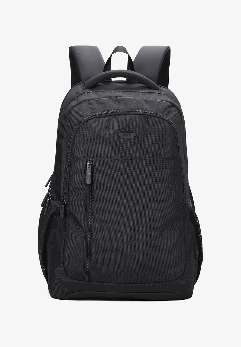 Zaino in tessuto nero con spallacci imbottiti, tasca frontale con zip, tasche laterali in rete e superficie testurizzata.