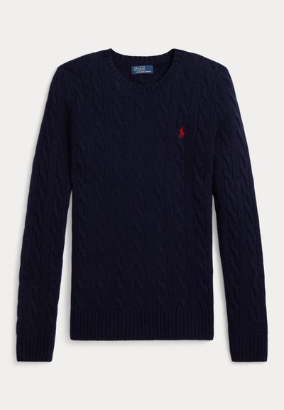 Pull en maille torsadée bleu marine à manches longues, col rond, poignets et ourlet côtelés, avec un petit logo brodé rouge de joueur de polo sur la poitrine.