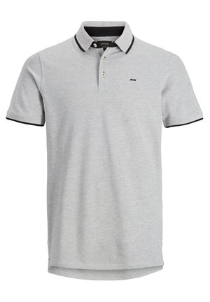 Polo gris hecho de una tela ligera, con un cuello clásico, mangas cortas y detalles en negro en el cuello y los puños.
