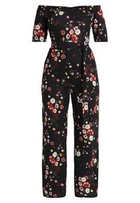 Combinaison noire à fleurs avec décolleté bardot, manches courtes, ceinture à la taille et une variété de fleurs multicolores.