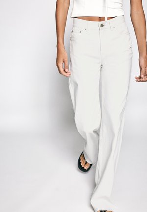 PULL&BEAR, HIGH-WAIST STRAIGHT-LEG JEANS - Wide Leg - white
