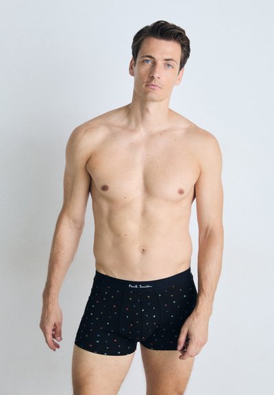 Fekete boxer alsónadrág, színes, kis betűs mintázattal. Puha derékpánttal rendelkezik, amelyen a "Paul Smith" logo található, és illeszkedő fazonú.