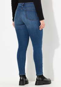 Ulla Popken STRETCH - Vaqueros pitillo - blue denim