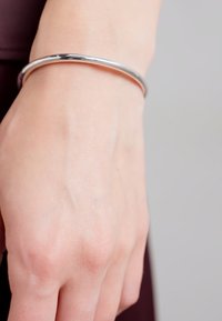 Hõbe käevõru, sile, ringikujuline disain, peegeldav pind, kantakse randmel, tavalise ja minimalistliku välimusega.