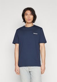 Timberland - SMALL LINEAR LOGO PRINT TEE - T-shirt med print - dark sapphire Miniatyrbild 1