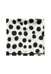 Tissu blanc avec des pois noirs irréguliers éparpillés, comportant un petit nom de marque "TATUUM" près du bord inférieur.