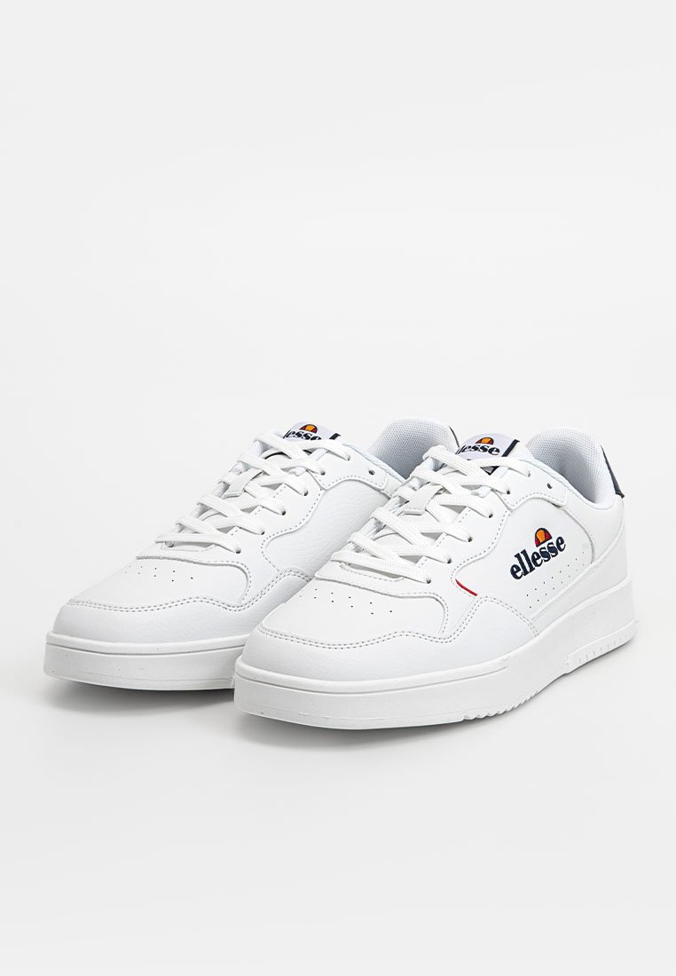 Weiße Ledersneaker mit runder Zehenpartie, perforierten Details an den Seiten, flachen weißen Schnürsenkeln und einem bunten Markenlogo auf der Außenseite.