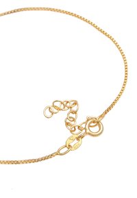 Collana in catena color oro con un design a maglia rettangolare. Presenta un gancio con una targhetta contrassegnata "925". Texture liscia e decorazioni minime.