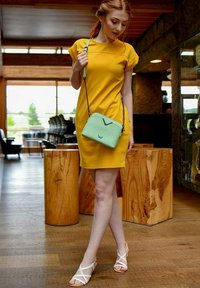 VUCH FOSSY MINI - Taška s příčným popruhem - mint