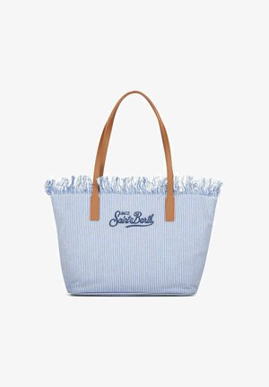 Sac cabas rayé bleu et blanc avec des poignées en cuir marron et un bord supérieur effiloché, texte brodé "MC2 Saint Barth" sur le devant.
