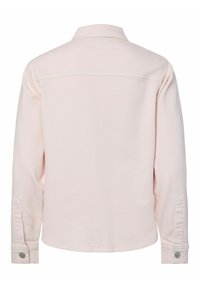 Chemise rose clair à manches longues vue de dos avec poignets boutonnés et ourlet droit.