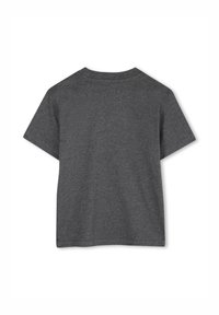 T-shirt à manches courtes en coton gris foncé, avec un col rond et une coupe simple et droite sans motifs ni accents distincts.