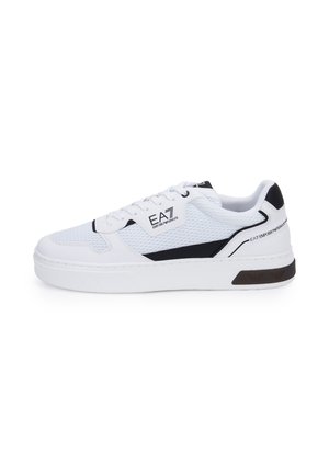 Witte lage sneaker met zwarte accenten, mesh panelen en "EA7 Emporio Armani" logo's op de zijkant en hiel, gezien vanaf de buitenkant.