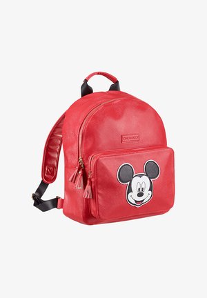 Mochila de cuero sintético rojo con forma redondeada, detalles en negro y un bolsillo frontal con un gráfico de Mickey Mouse y cremalleras con borlas.
