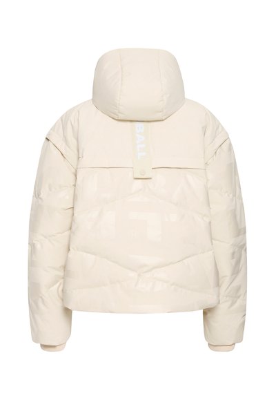 Polsterēta jaka gaiši krēmīgā krāsā ar augstu apkakli, elastīgām aprocēm un smalku rakstu. Aizmugurē papildināta ar logotipu.