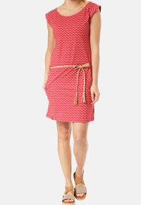 Różowa sukienka w wzory z krótkimi rękawami, wzór w zygzaki, związana w talii sznurkiem z kieszeniami bocznymi. Wygodny krój.