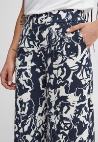 ICHI IHKATE PRINT - Stoffhose - total eclipse