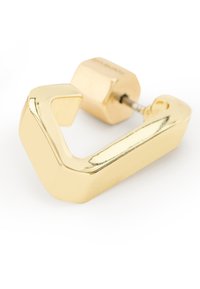 Gouden oorbel in een geometrisch, dik ontwerp; heeft een kubusvorm aan de achterkant en een gladde, glanzende oppervlakte.