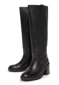 Bottes en cuir noir jusqu'aux genoux avec une texture lisse, un bout arrondi, un talon bloc et des détails de couture latérale. Présente une languette de traction en haut.
