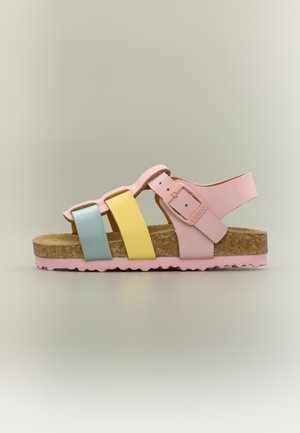 Farverig sandal med en korksål, der har pink, blå og gule remme samt en side-spænde til justering. Holdbar, tekstureret gummisål.