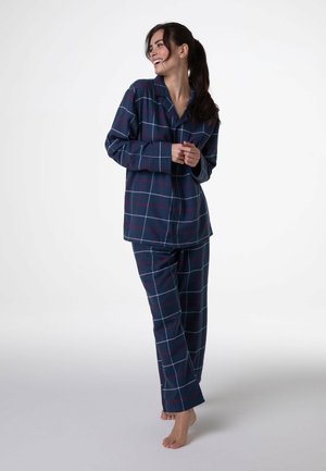 Set di pigiama in flanella a quadri blu navy con camicia con bottoni e pantaloni a gamba dritta. Presenta un motivo a griglia rosso e grigio. Texture morbida, vestibilità comoda.