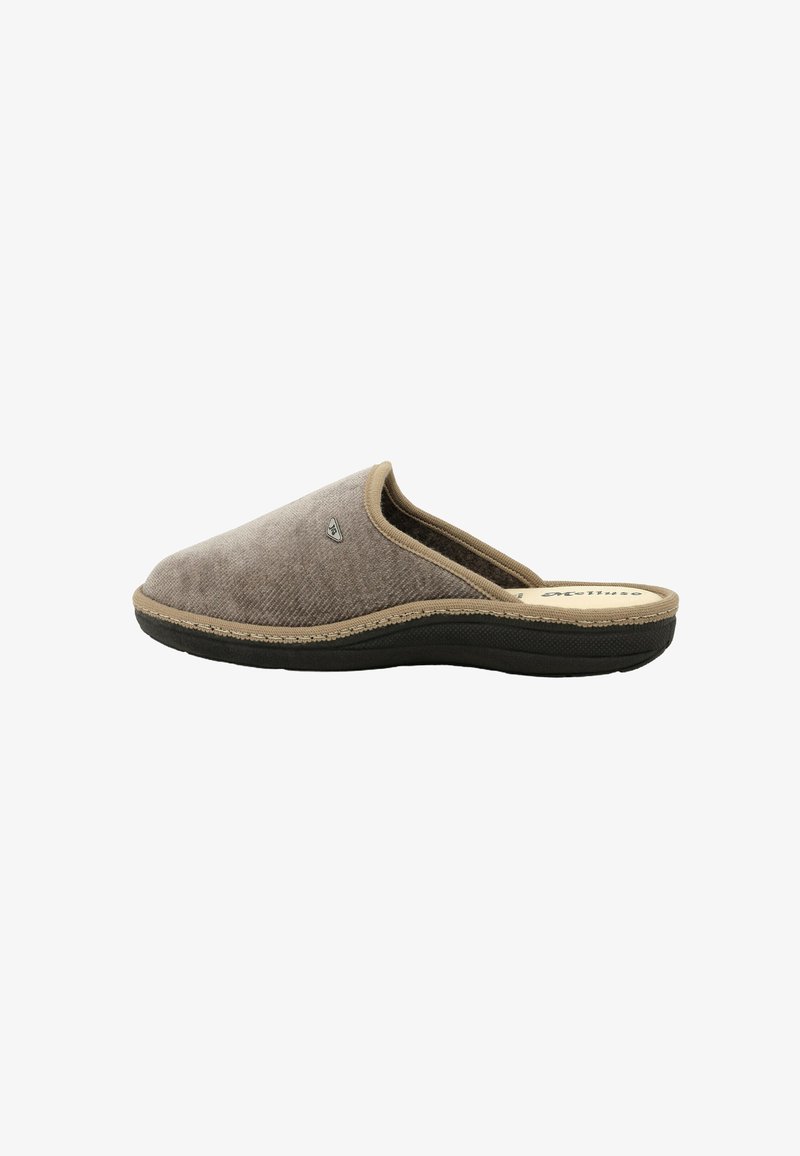 Pantofole in stile mocassino in morbido tessuto marrone con una finitura color sabbia. Presentano una parte superiore testurizzata, una soletta imbottita e una suola in gomma nera.