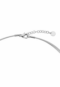 Srebrny naszyjnik z eleganckim, zakrzywionym drucianym wzorem. Wyposażony w zapięcie typu karabińczyk i regulowany łańcuszek. Gładka faktura; minimalistyczny styl.