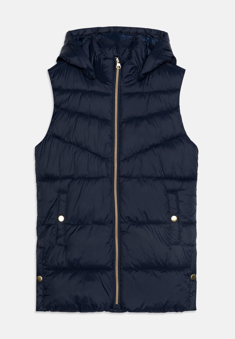 Chaleco acolchado azul marino con capucha, cremallera dorada y botones a presión. Textura acolchada con bolsillos laterales y una forma ligeramente ceñida.