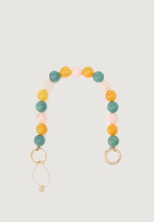 Manico decorato con perline, alternando grandi perle rotonde in teal, giallo e rosa chiaro, terminante in anelli metallici dorati, uno con una delicata catena.