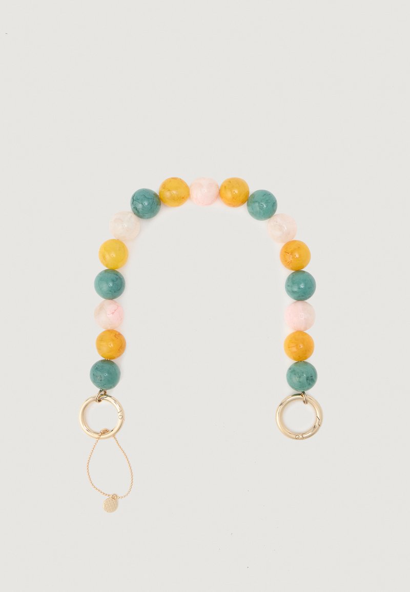 Punho de contas com contas redondas grandes alternadas em teal, amarelo e rosa claro, terminando em anéis de metal dourado, um com uma corrente delicada.