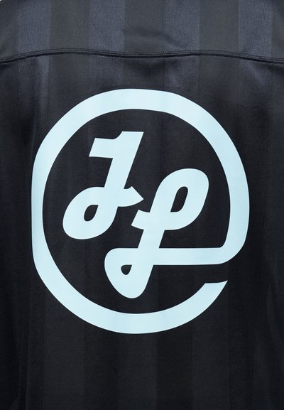 Lettres "j" et "p" blanches stylisées et entrelacées à l'intérieur d'un cercle sur un fond de tissu noir texturé.