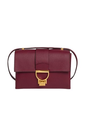 Sac à main en cuir bordeaux au design structuré, avec des accessoires en or, une fermeture à rabat et une fine bandoulière. Surface texturée avec des accents discrets.