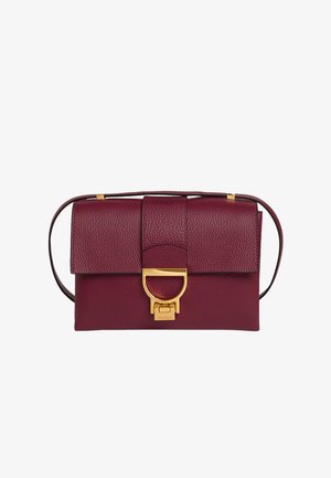 Borsa a tracolla in pelle bordeaux con un design strutturato, hardware dorato, chiusura a patta e una sottile tracolla. Superficie texturizzata con accenti discreti.