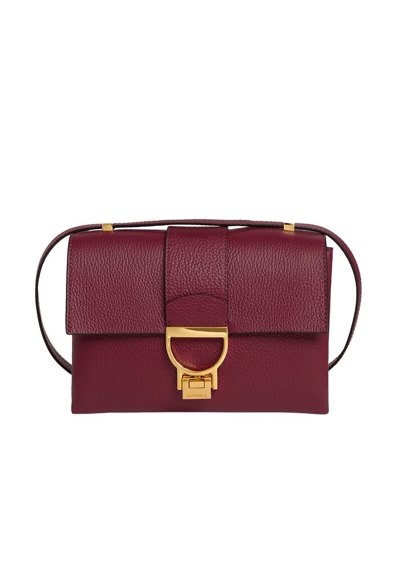 Borsa a tracolla in pelle bordeaux con un design strutturato, hardware dorato, chiusura a patta e una sottile tracolla. Superficie texturizzata con accenti discreti.