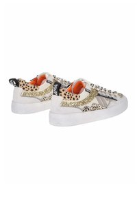 Sneakers basse in pelle bianca, con accenti in stampa leopardata e dettagli in glitter dorato. Finiture in metallo argentato e fodera arancione. Suola in gomma.