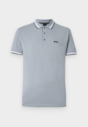 Polo gris clair avec trois boutons, bordure bicolore sur le col et les manches, et un petit logo noir "BOSS" sur la poitrine.