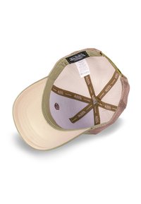 Casquette trucker Von Dutch beige et vert olive avec dos en mesh, marquage intérieur visible et fermeture à pression ajustable.