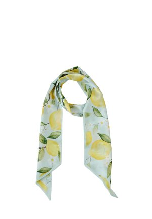 Foulard en soie bleu clair avec motifs de citrons jaunes et feuilles vertes, en boucle lâche avec des extrémités pointues pendantes.
