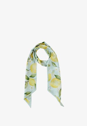 Foulard en soie bleu clair avec motifs de citrons jaunes et feuilles vertes, en boucle lâche avec des extrémités pointues pendantes.