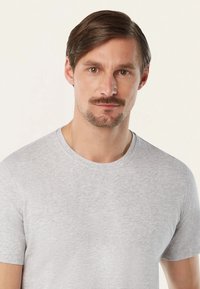 Grijze, T-shirt met korte mouwen van zachte stof, voorzien van een ronde halslijn, met een subtiele gemêleerde textuur en een getailleerd ontwerp.