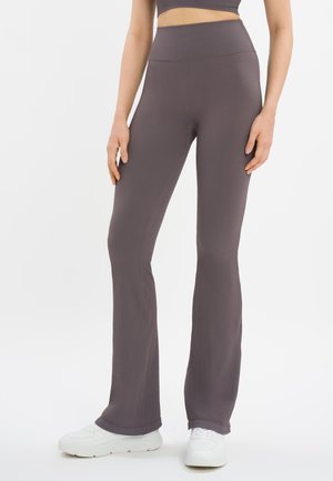 Geribbelde, high-waisted flared pantalons in een gedempte paarse kleur. Zachte textuur, met een aansluitende pasvorm op de dij en een subtiele flare vanaf de knie.