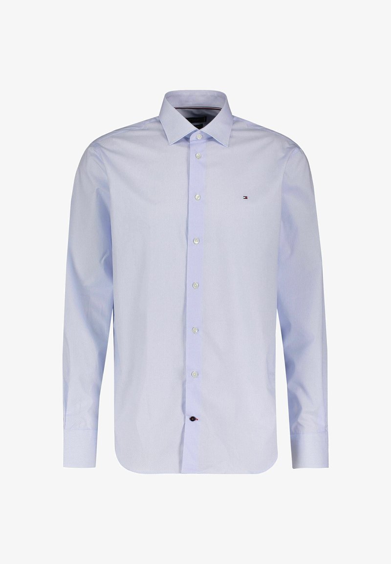 Camisa azul claro abotonada con mangas largas, cuello puntiagudo y un pequeño logo en el pecho. Hecha de tela texturizada.