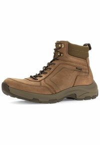Botas de senderismo de corte medio en marrón, fabricadas con materiales de ante y textil, que cuentan con una suela de goma, ojales metálicos y un cuello acolchado texturizado para mayor soporte.