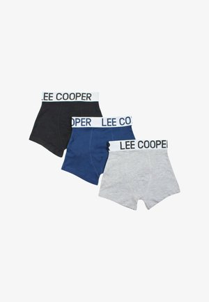 Trois paires de boxers pour hommes en noir, bleu marine et gris avec des ceintures blanches portant la marque "LEE COOPER".
