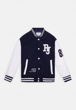 Chaqueta varsity azul marino con mangas blancas, puños y cuello a rayas, logo RJ en el pecho, número 85 en la manga y botones a presión en la parte delantera.