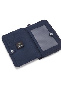 Námořnická látková peněženka s několika sloty na karty, průhledným okénkem na identifikaci a bezpečným cvokem. Vyznačuje se hladkou texturou a logem Kipling.